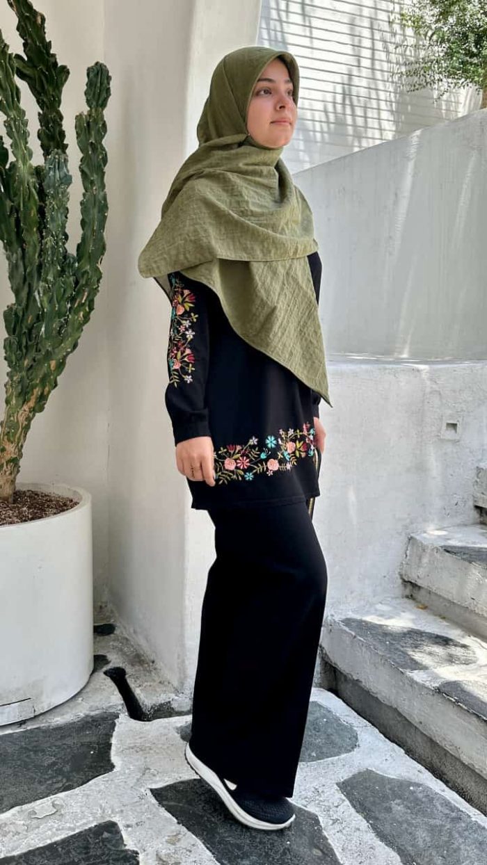 نسترن بزرگسال مشکی