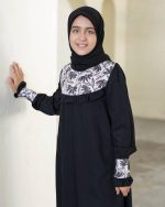 عبا رعنا دخترانه پوشیده مشکی
