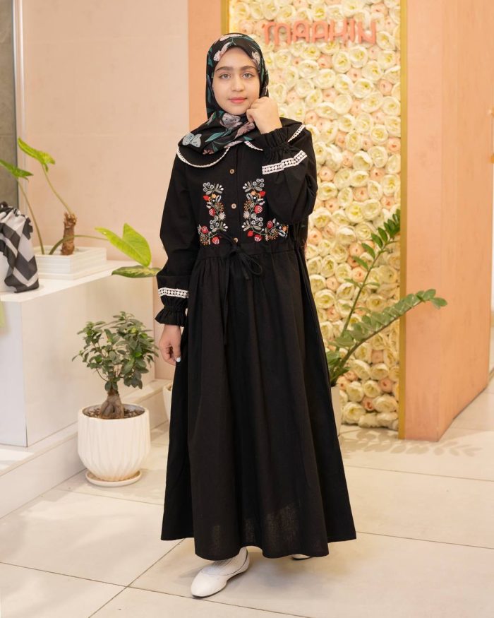 عبا دختر نوجوان نخی تارا